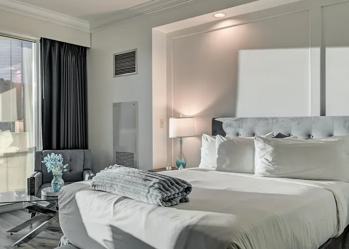 Lucky Gem Penthouse & Luxury Suites At Mgm Signature Resort, Balcony Strip View 1607